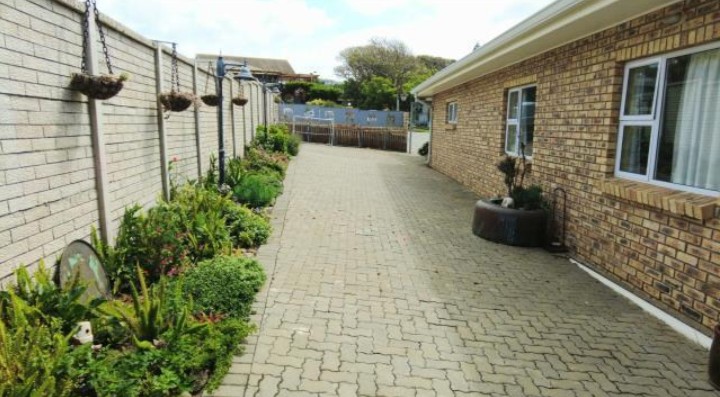 To Let 4 Bedroom Property for Rent in Winterstrand Eastern Cape